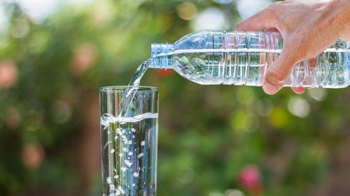 4 Manfaat Minum Air Mineral Bagi Tubuh Anda
